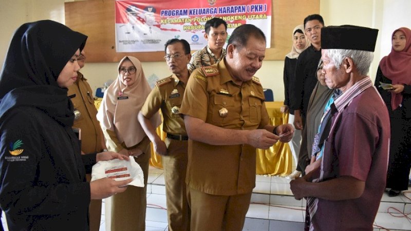 Sekda Takalar M Arsyad menyerahkan tunjangan PKH di kantor Kecamatan Polombangkeng Utara, Senin (2/3/2020).