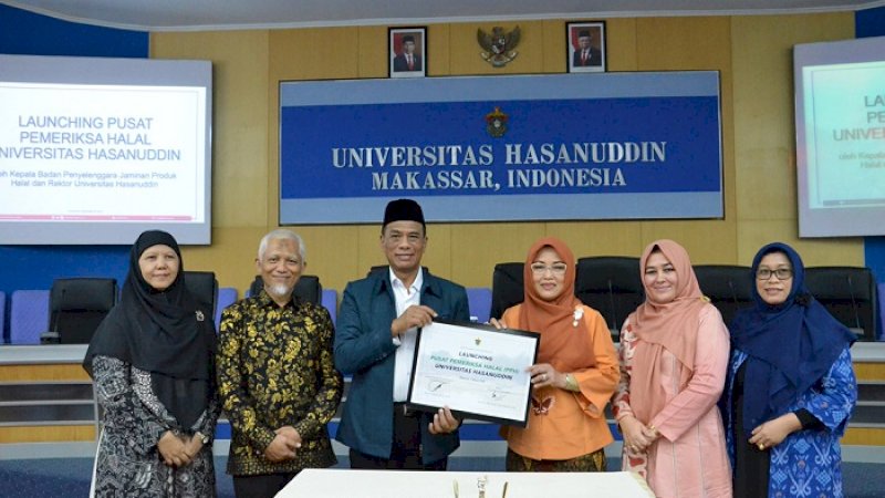 Kepala BPJPH Prof Sukoso dan Rektor Unhas Prof Dwia memperlihatkan naskah MoU yang baru saja diteken, Senin (2/3/2020).  