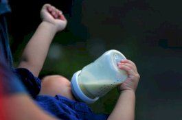 Ibu Ajukan Keluhan ke Perusahaan Susu Usai Bayinya Muntahkan Cacing