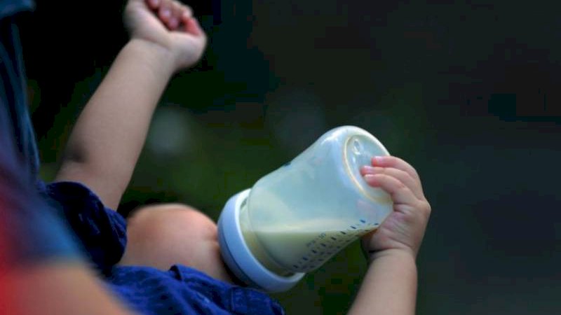 Ibu Ajukan Keluhan ke Perusahaan Susu Usai Bayinya Muntahkan Cacing