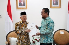 Serahkan ke Wapres RI, Ini Isi Map Putih yang Dibawa Wagub Sulsel