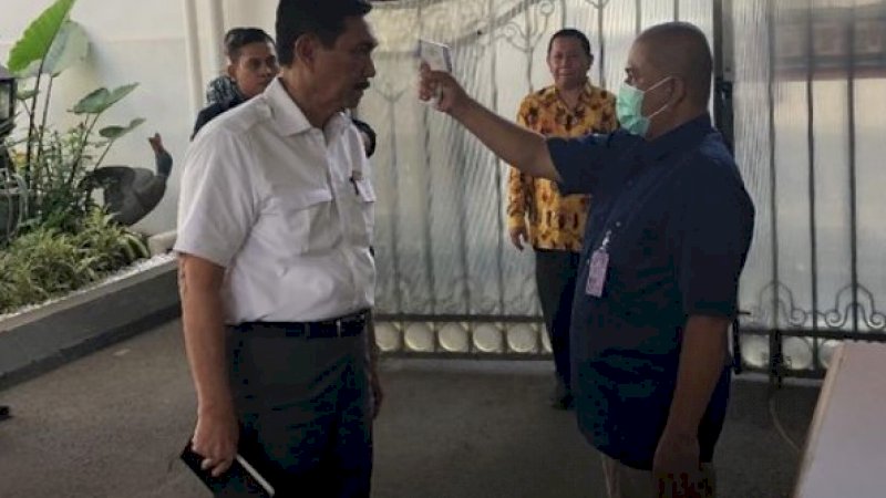 Luhut Binsar Panjaitan tak luput dari pemeriksaan saat hendak masuk Istana, Selasa (3/3/2020).