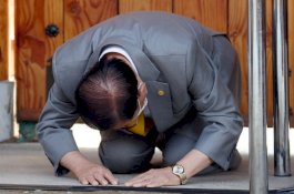 Didemo karena Anggotanya Tularkan Virus Corona, Pria yang Mengaku Yesus Ini Berlutut 