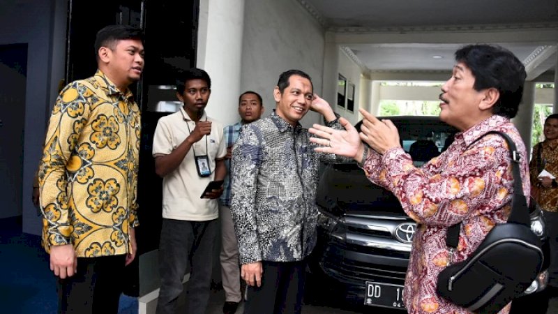 Wakil Ketua KPK, Nurul Ghufran (tengah)