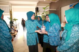 Hasnah Syam Distribusikan Bantuan Bibit Pohon ke Pengurus PKK