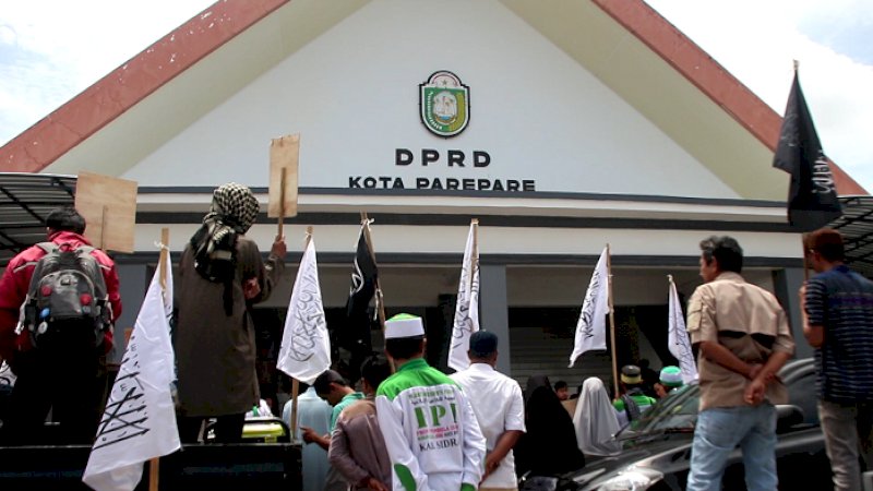 Membawa bendera tauhid, seratusan ormas Islam di Parepare menggelar unjuk rasa, Selasa (3/3/2020). 
