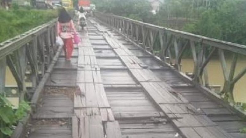 Jembatan di Kabupaten Sidrap yang nyaris putus.