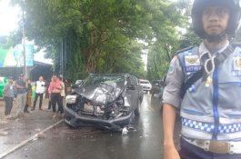 Hendak ke Bulukumba, Toyota Hilux Tabrak Pohon di Depan Kantor BPJS Bantaeng