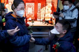 Tanpa Gaun Pengantin, Pasangan Perawat di RS Wuhan Dapat Kejutan Pesta Pernikahan