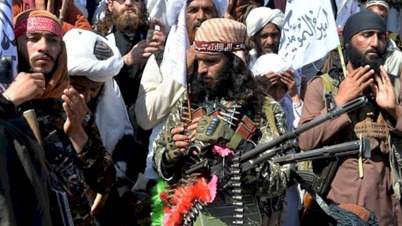 Pejuang Taliban dan penduduk desa menghadiri pertemuan di distrik Alingar di Provinsi Laghman, pada hari para gerilyawan mengatakan mereka melanjutkan operasi terhadap target pemerintah Afghanistan. (Foto: AFP / NOORULLAH SHIRZADA)
