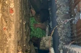 Momen Mendebarkan Tim Penyelamat Bor Dinding untuk Selamatkan Bayi Dibuang