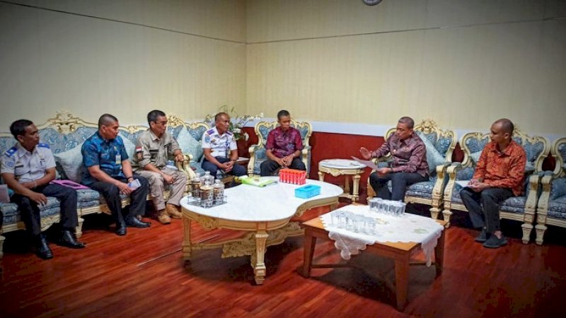 Bupati Wajo, Amran Mahmud mengumpulkan sejumlah pejabat terkait dugaan pungli di Pasar Mini Sengkang.