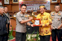 Dikalungkan Sutera Bupati Soppeng, Kapolda Balas Plakat Bintang Dua