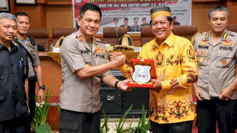 Kapolda Sulsel, Irjen Mas Guntur Laupe menyerahkan cendera mata kepada Bupati Soppeng, HA Kaswadi Razak.