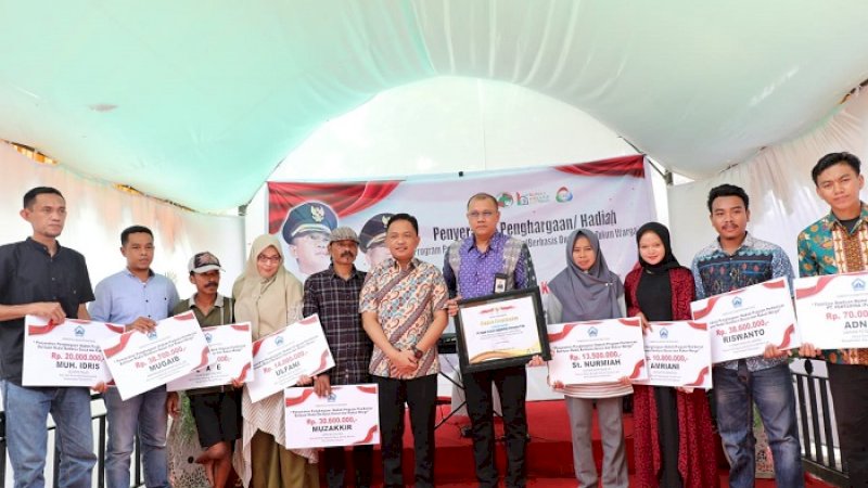Bupati Bantaeng, Ilham Azikin bersama penerima bantuan modal.