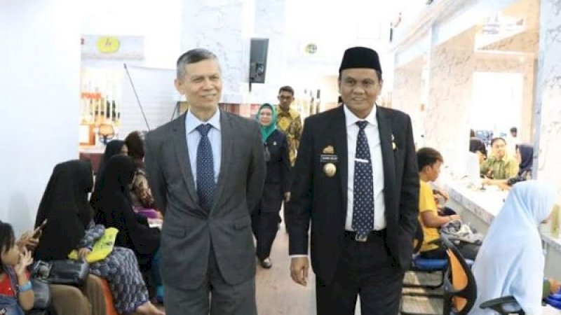 Hakim Agung Mahkamah Agung (MA), Edi Riadi (kiri), bersama Bupati Barru, Suardi Saleh.