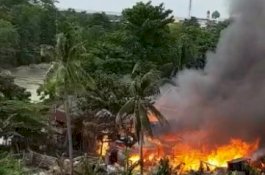 Hangusnya Tujuh Rumah di Bantaran Sungai di Wajo, Bupati Langsung Turun Tangan