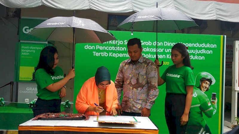 Penandatanganan MoU antara Disdukcapil Makassar dengan Grab.