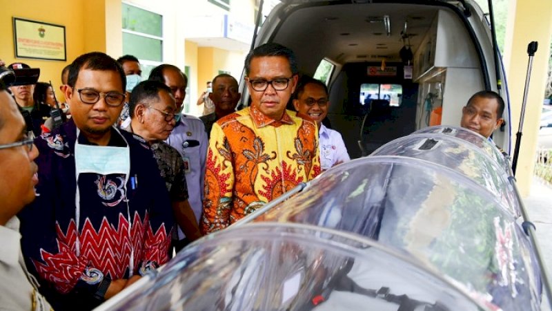 Gubernur Sulsel Nurdin Abdullah dan Pjs Wali Kota Makassar, Iqbal Suhaeb di RSUP Wahidin Sudirohusodo, Makassar, Kamis (5/3/2020).