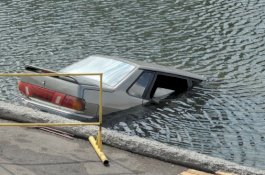 Baru 10 Menit yang Lalu Lulus Ujian SIM, Mobil Pria Ini Terjun Bebas ke Sungai