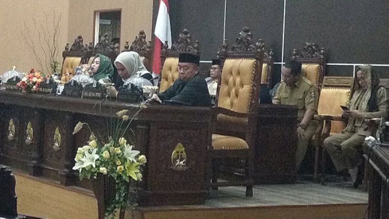 Ketua DPRD Jeneponto, Salmawati memimpin rapat paripurna yang akhirnya dibatalkan karena tidak kuorum, Jumat (6/3/2020).