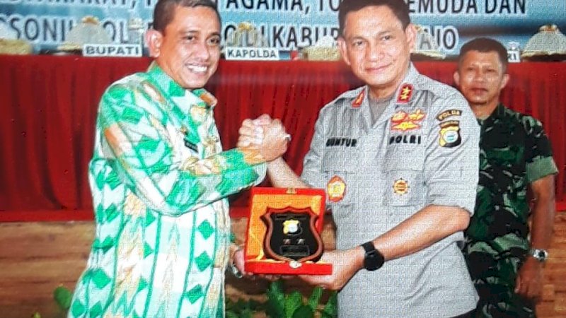 Kapolda Sulsel, Irjen Pol Ma Guntur Laupe bertukar cendera mata dengan Bupati Wajo, Amran Mahmud, Jumat (6/3/2020).