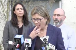 Nasehati Orang, Ahli Virus Ini Malah Jilati Jarinya Sendiri