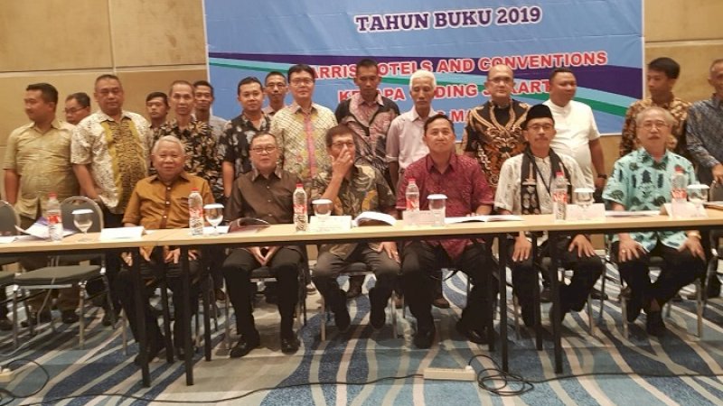 Anggota Koperasi Koperasi Produsen Berkah Industri Nusantara foto bersama usai RAT di Hotel Harris Kelapa Gading, Jakarta, Jumat (6/3/2020).