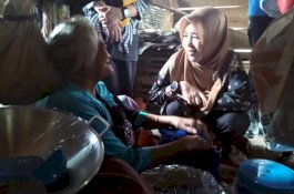Istri Bupati Bantaeng Kunjungi Nenek Sebatang Kara, Bawa Alat Dapur dan Bahan Makanan