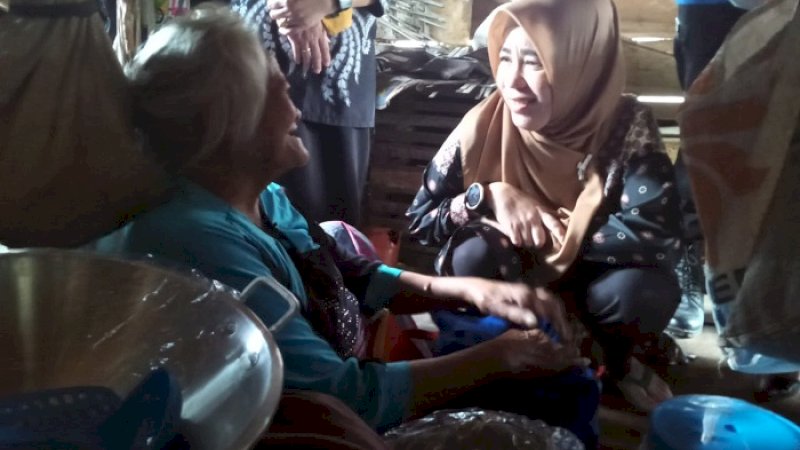 Ketua Tim Penggerak PKK Bantaeng, Sri Dewi Yanti berbincang dengan Nenek Nati.