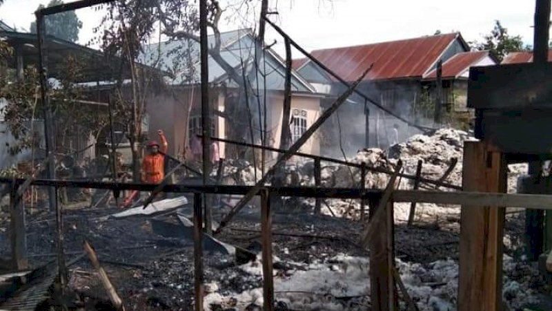 Gudang tempat pembuatan kasur terbakar di Wajo, Jumat siang (6/3/2020).