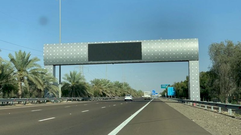 Gerbang pintar di Jalan Al Ain-Abu Dhabi, Uni Emirat Arab.