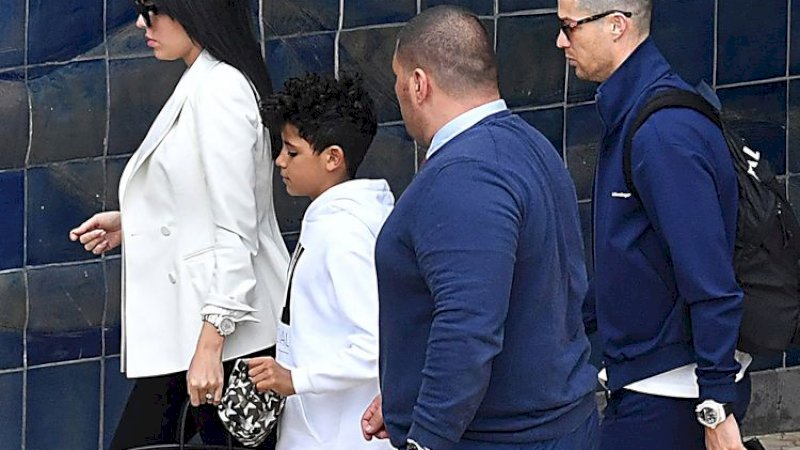 Cristiano Ronaldo bersama istri dan anaknya.