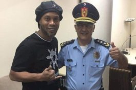 Ditangkap Gara-Gara Dokumen Palsu, Ronaldinho Sempat Layani Polisi Berfoto