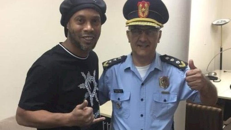 Ronaldinho Gaucho (kiri)