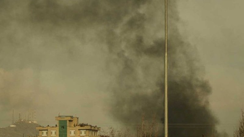 Asap mengepul dari lokasi serangan di Kabul pada 6 Maret 2020. (AFP)