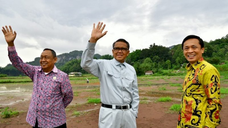 Gubernur Sulawesi Selatan, Nurdin Abdullah (tengah), meninjau lokasi rencana pembangunan jalan poros Rantepao (Toraja Utara) - Bua (Luwu).