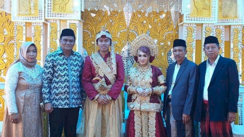 Bupati Barru, Suardi Saleh (kedua kiri), saat menghadiri salah satu hajatan pernikahan.