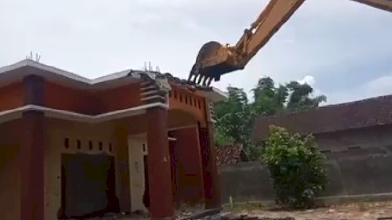 Proses perobohan rumah di Desa Pengkol, Kecamatan Kauman, Kabupaten Ponorogo.