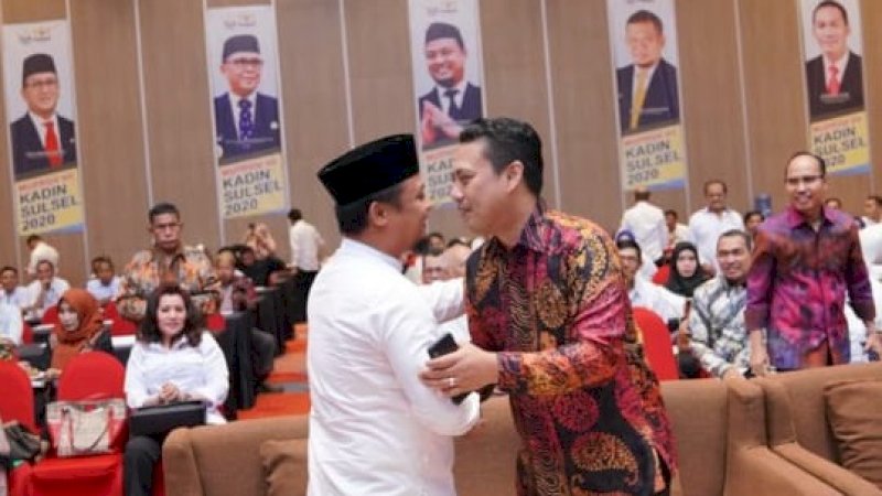 Wagub Sulsel, Andi Sudirman Sulaiman memberikan selamat kepada Ketua Kadin Sulsel terpilih, Andi Iwan Darmawan Aras.