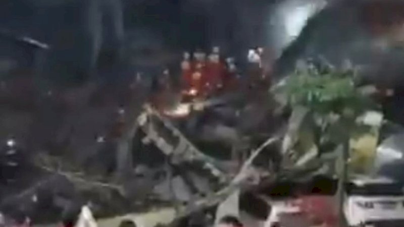 Hotel Xinjia yang ambruk di China.