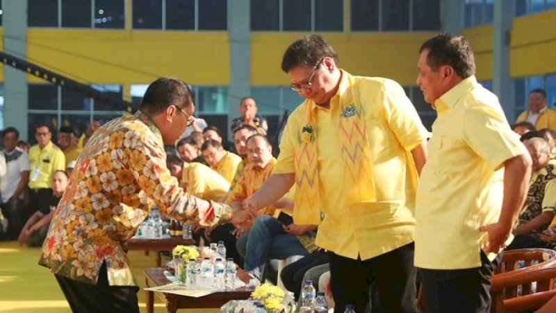 Danny Pomanto bersalaman Airlangga Hartarto.