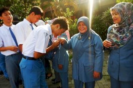 Protokol Terkait Covid-19: Dilarang Bersalaman, Cium Tangan, dan Berpelukan di Sekolah