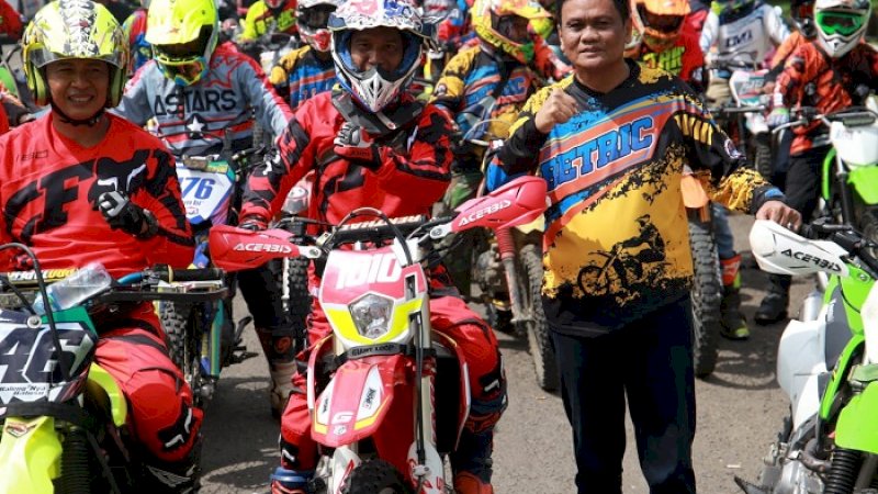 Komunitas pecinta motor trail di Barru tak mau ketinggalan menyemarakkan hari jadi ke-60 kabupaten berjuluk "Kota Hibridah" itu.

