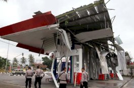 Diterjang Puting Beliung, Atap SPBU Ini Mirip Daun Kelapa