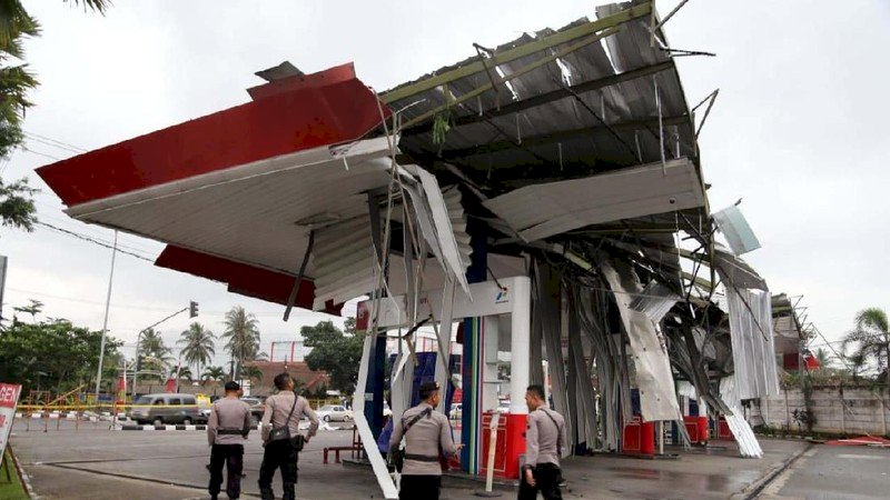 Kondisi SPBU 44.507.16 Ambarawa pasca diterjang angin puting beliung, Minggu (8/3/2020).