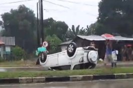 Rodanya Tiba-Tiba Lepas, Minibus Putih Terguling di Jalan Poros Barru