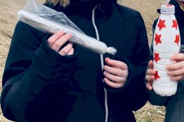 Ibu dan Anaknya Temukan Pesan Botol, Isinya Bikin Terkejut dan Geli