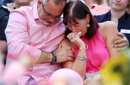 Ribuan Orang Hadiri Pemakamannya, Ibu dan 3 Anaknya Dikubur Dalam 1 Peti Mati