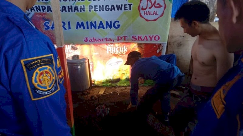 Petugas Damkar di warung sari laut Sunaryo.